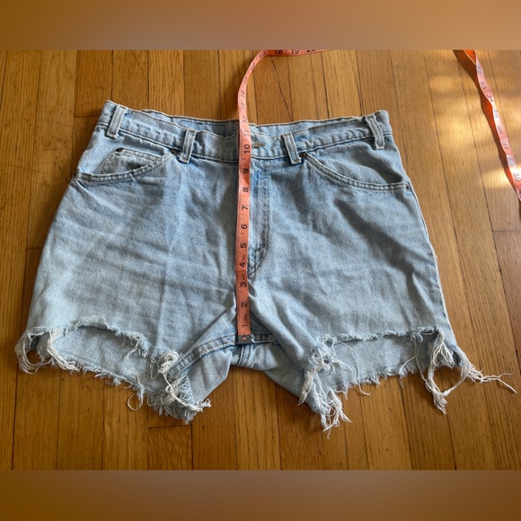 80s Vintage Light Wash Levi’s Cut off Jean Shorts - Picture 6 of 9